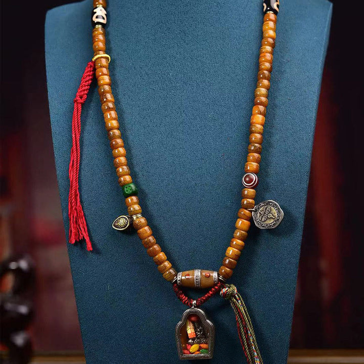 Mala tibétain à 108 perles en os de chameau et pompon porte-bonheur en Buddha Stones