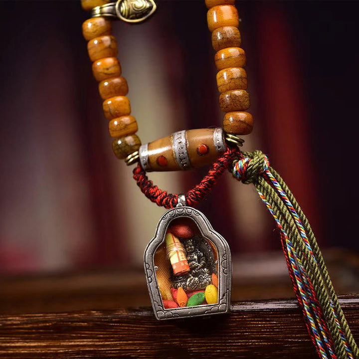 Mala tibétain à 108 perles en os de chameau et pompon porte-bonheur en Buddha Stones