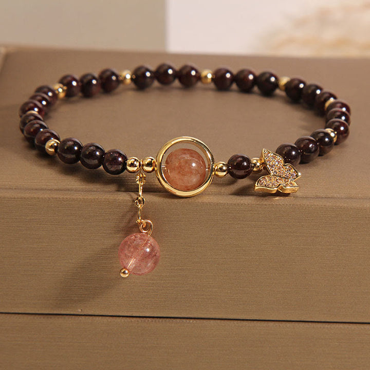 Bracelet Buddha Stones naturel ultra-fin 3 mm en grenat et quartz fraise, motif papillon apaisant
