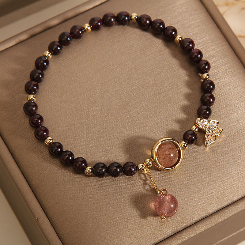 Bracelet Buddha Stones naturel ultra-fin 3 mm en grenat et quartz fraise, motif papillon apaisant