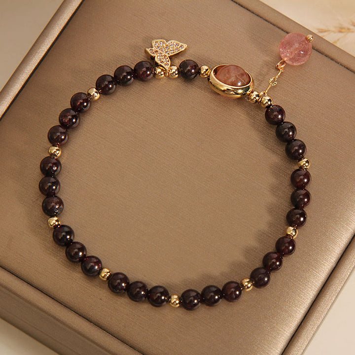 Bracelet Buddha Stones naturel ultra-fin 3 mm en grenat et quartz fraise, motif papillon apaisant