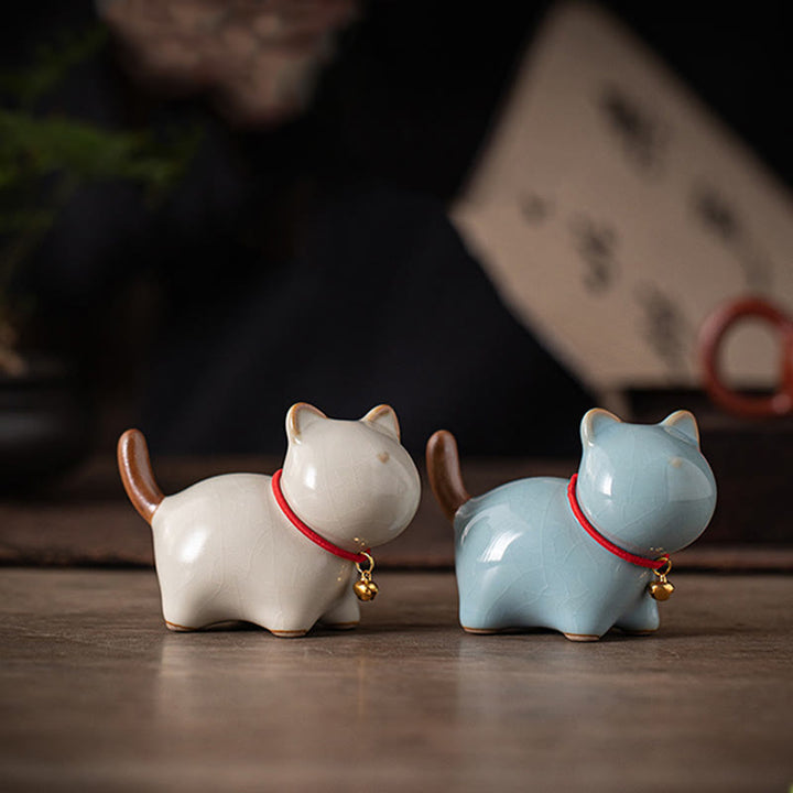 Figurine en céramique représentant un mini chat porte-bonheur debout, en forme de clochette rouge, en forme de pierre de Buddha Stones - image 0
