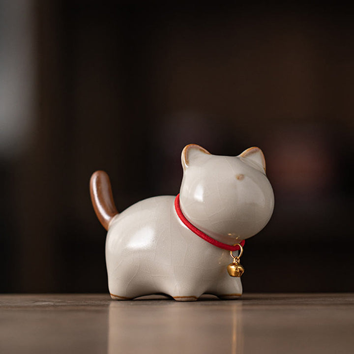Figurine en céramique représentant un mini chat porte-bonheur debout, en forme de clochette rouge, en forme de pierre de Buddha Stones - Beige (7,6 x 3,9 x 5,6 cm) - image 1
