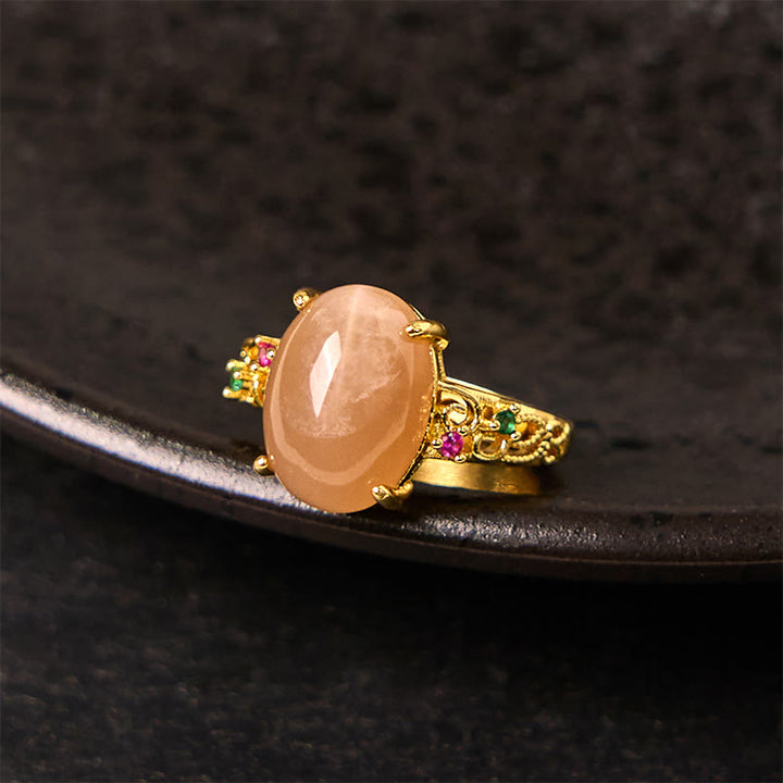 Bague porte-bonheur ajustable en pierre de lune pêche avec motif de vigne creuse et Buddha Stones
