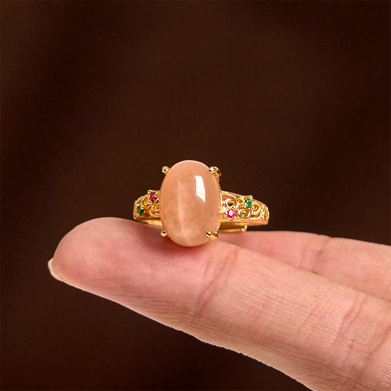 Bague porte-bonheur ajustable en pierre de lune pêche avec motif de vigne creuse et Buddha Stones