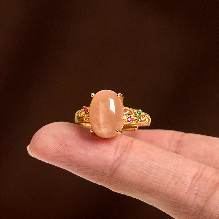 Bague porte-bonheur ajustable en pierre de lune pêche avec motif de vigne creuse et Buddha Stones