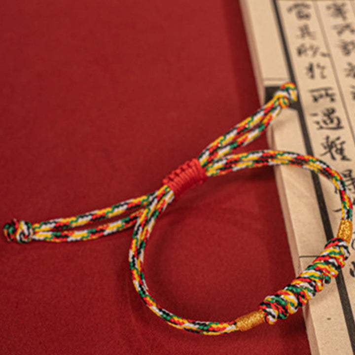 Bracelet en corde rouge tressée à la main avec nœud plat et Buddha Stones