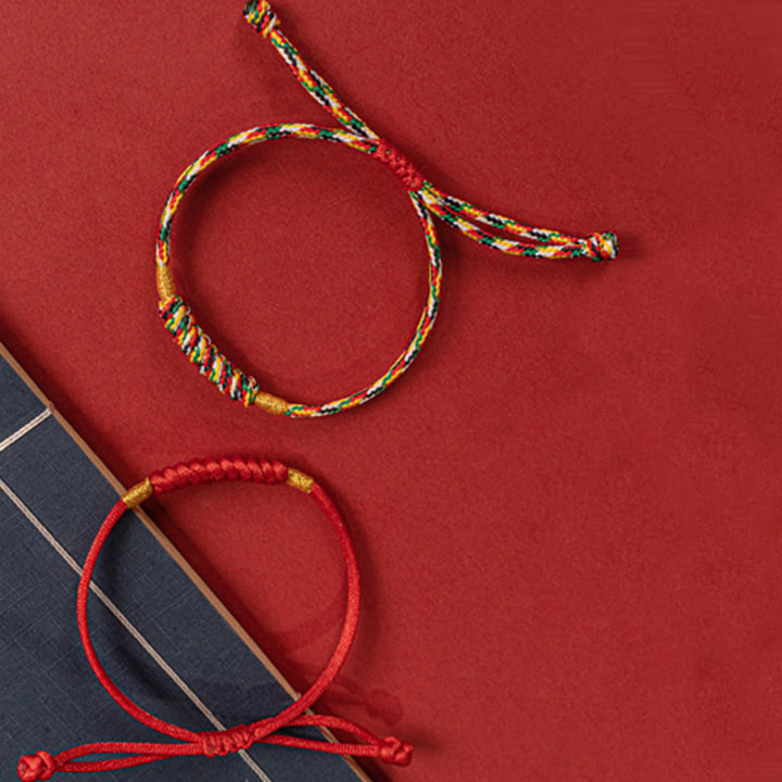 Bracelet en corde rouge tressée à la main avec nœud plat et Buddha Stones