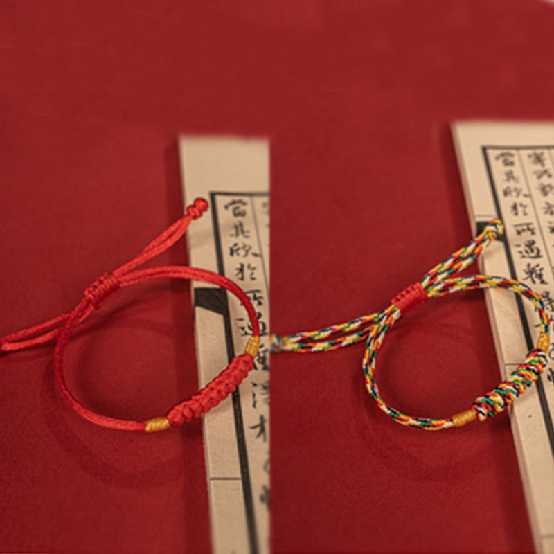 Bracelet en corde rouge tressée à la main avec nœud plat et Buddha Stones