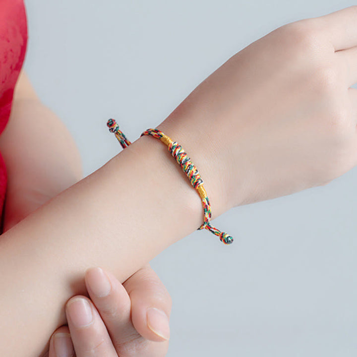 Bracelet en corde rouge tressée à la main avec nœud plat et Buddha Stones