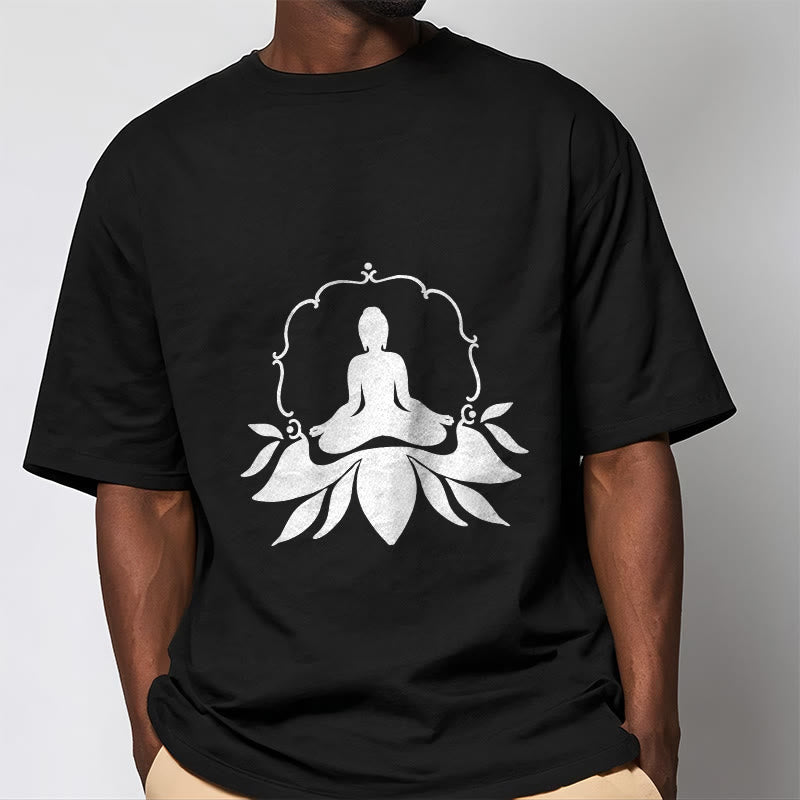 T-shirt Bouddha assis sur l'herbe Buddha Stones en méditation - image 1