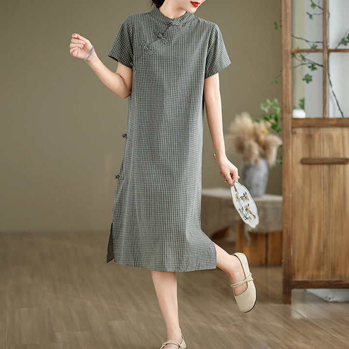 Robe midi cheongsam améliorée en coton et Buddha Stones à carreaux et manches courtes, motif grenouille et boutons - image 13