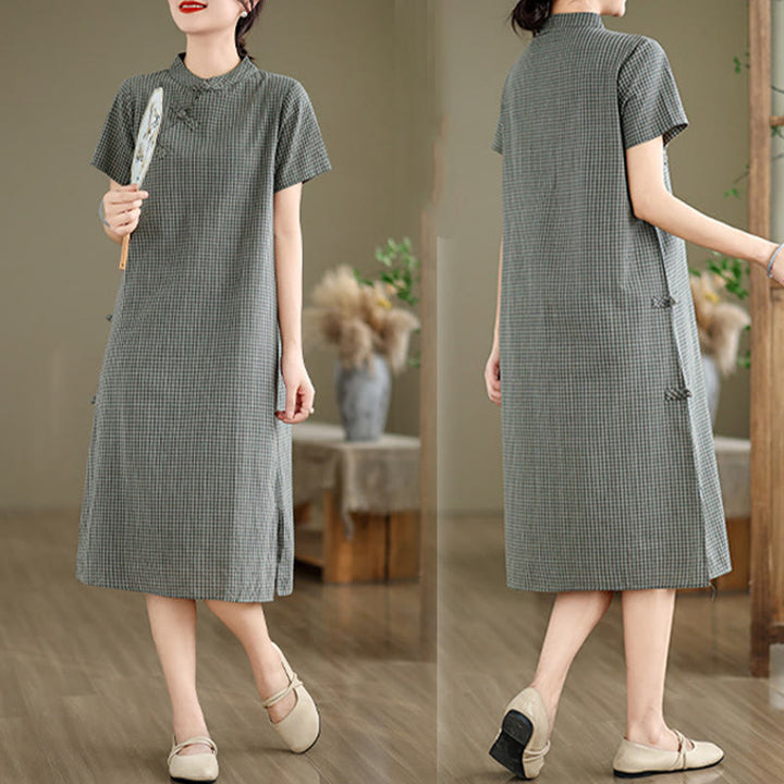 Robe midi cheongsam améliorée en coton et Buddha Stones à carreaux et manches courtes, motif grenouille et boutons - image 14
