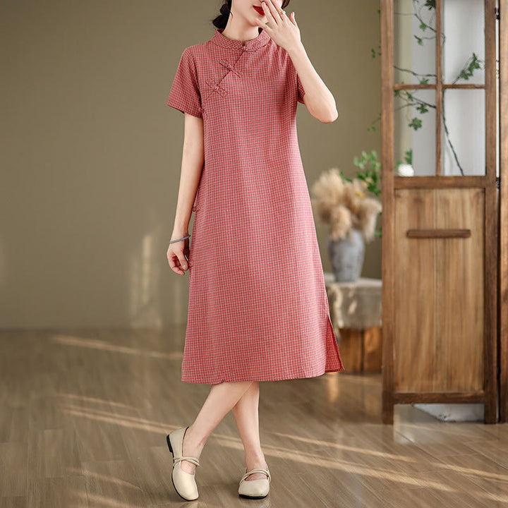 Robe midi cheongsam améliorée en coton et Buddha Stones à carreaux et manches courtes, motif grenouille et boutons - image 3