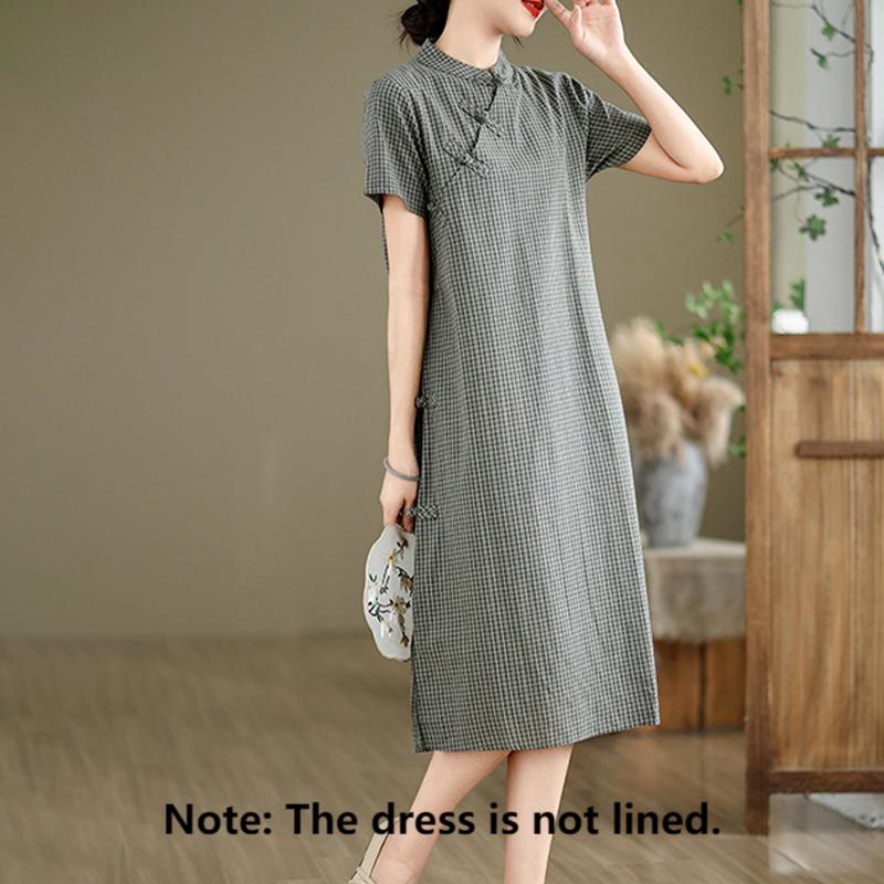 Robe midi cheongsam améliorée en coton et Buddha Stones à carreaux et manches courtes, motif grenouille et boutons - image 11