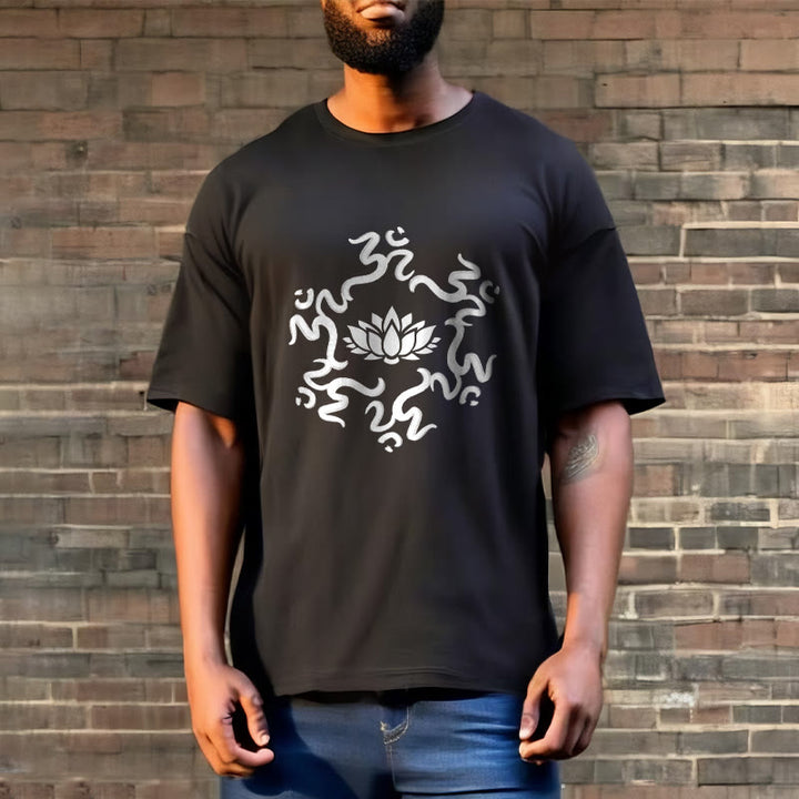 T-shirt à motif de fleurs de lotus avec symboles OM et Buddha Stones - image 5