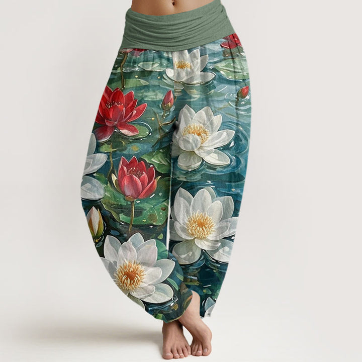 Pantalon sarouel décontracté à taille élastique pour femme avec motif de fleurs de lotus rouges et Buddha Stones - Vert forêt - US22，UK/AU26，EU54 (6XL) - image 0