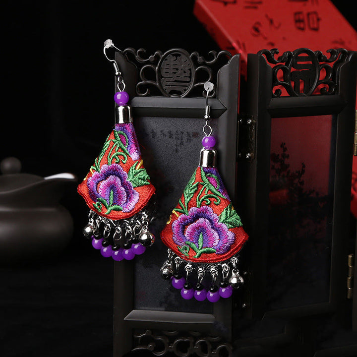 Boucles d'oreilles en Buddha Stones brodées à la main avec motif floral et harmonie - Fleur rouge et violette (poteaux en alliage) - image 6