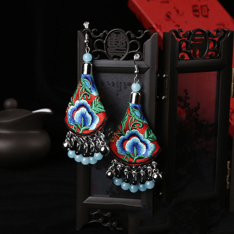 Boucles d'oreilles en Buddha Stones brodées à la main avec motif floral et harmonie - Fleur rouge et bleue (poteaux en alliage) - image 2
