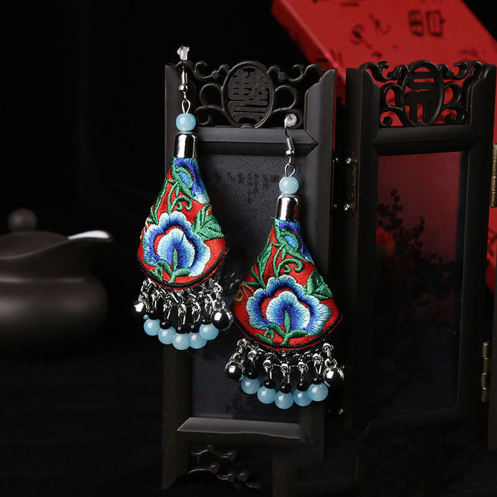Boucles d'oreilles en Buddha Stones brodées à la main avec motif floral et harmonie - Fleur rouge et bleue (poteaux en alliage) - image 2