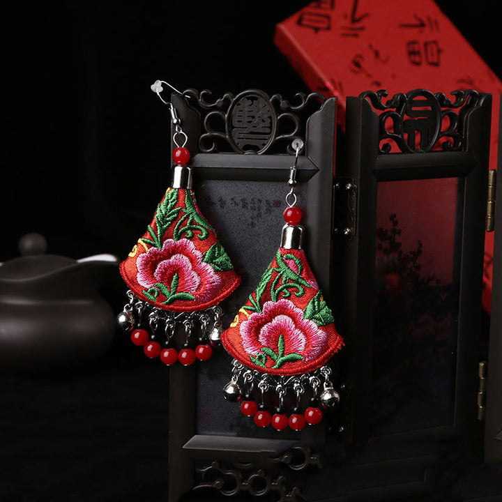 Boucles d'oreilles en Buddha Stones brodées à la main avec motif floral et harmonie - Rouge et fleur rouge (poteaux en alliage) - image 4