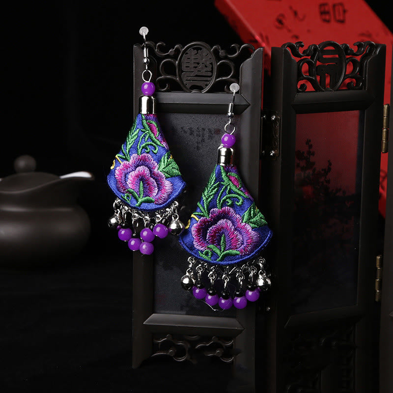 Boucles d'oreilles en Buddha Stones brodées à la main avec motif floral et harmonie - Fleur bleue et violette (poteaux en alliage) - image 3