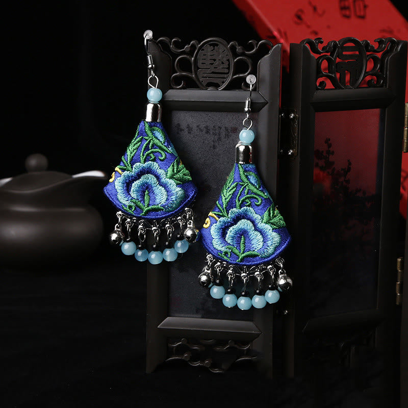 Boucles d'oreilles en Buddha Stones brodées à la main avec motif floral et harmonie - Bleu et fleur bleue (poteaux en alliage) - image 1