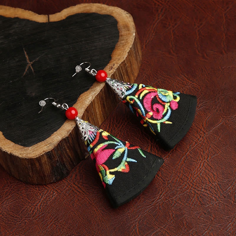 Boucles d'oreilles Harmony brodées Yi en forme d'éventail faites à la main avec des Buddha Stones - Noir (poteaux en alliage) - image 1