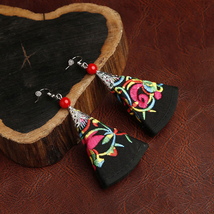 Boucles d'oreilles Harmony brodées Yi en forme d'éventail faites à la main avec des Buddha Stones - Noir (poteaux en alliage) - image 1