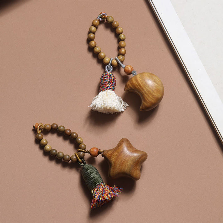 Porte-clés en corde de bois de santal vert naturel avec Buddha Stones et pompons, étoile, lune et abondance