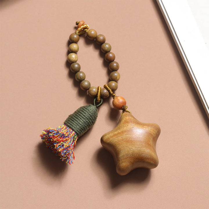 Porte-clés en corde de bois de santal vert naturel avec Buddha Stones et pompons, étoile, lune et abondance