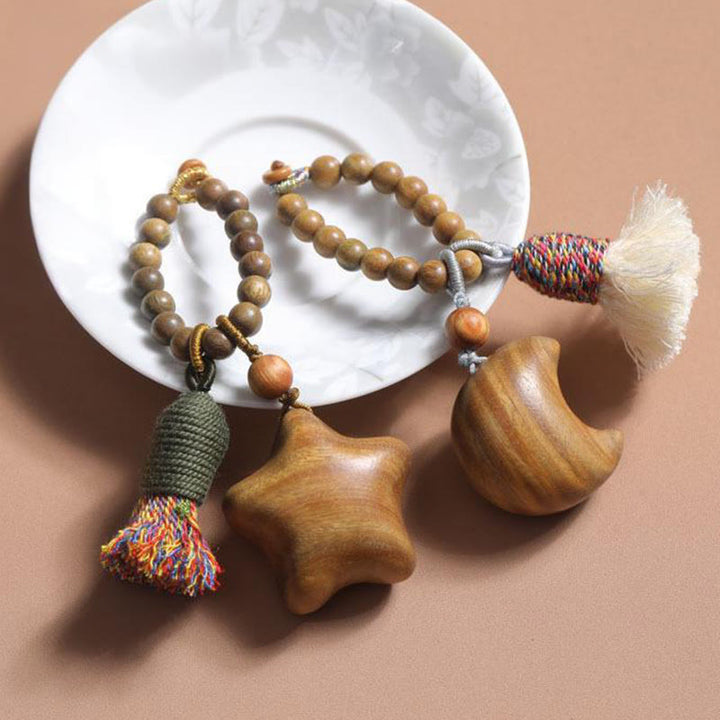 Porte-clés en corde de bois de santal vert naturel avec Buddha Stones et pompons, étoile, lune et abondance