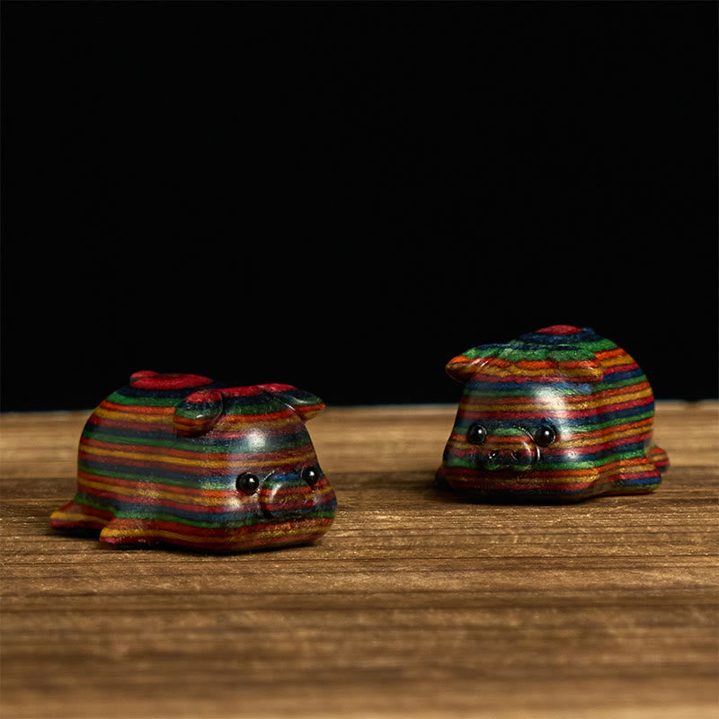 Lot de 2 mini Buddha Stones en forme de cochon arc-en-ciel sculptées en eucalyptus - image 1