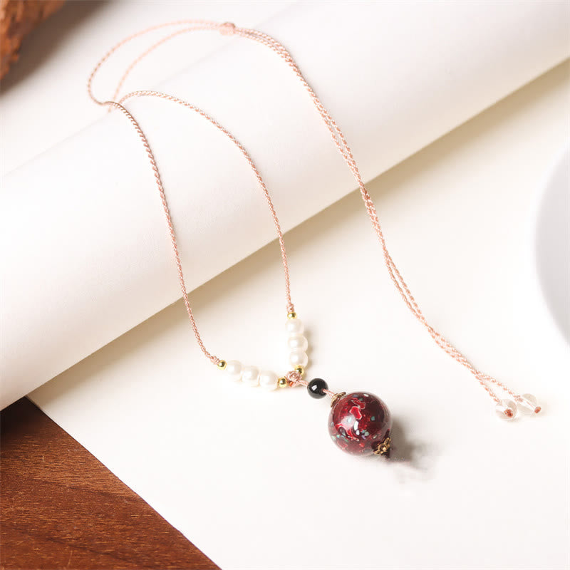 Collier pendentif en perles artisanales en bois d'ébène et laque Aurora , Buddha Stones - Rouge foncé (rouge aléatoire) - image 3