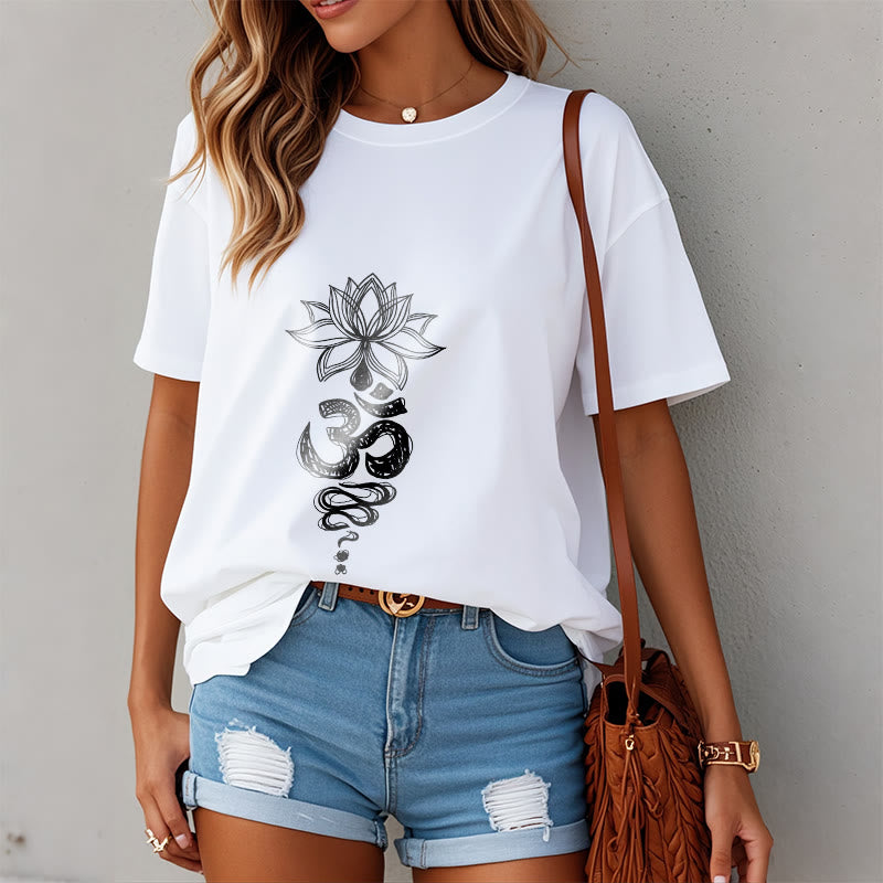 T-shirt en coton avec motif de fleurs de lotus et Buddha Stones Om sanskrit - image 9