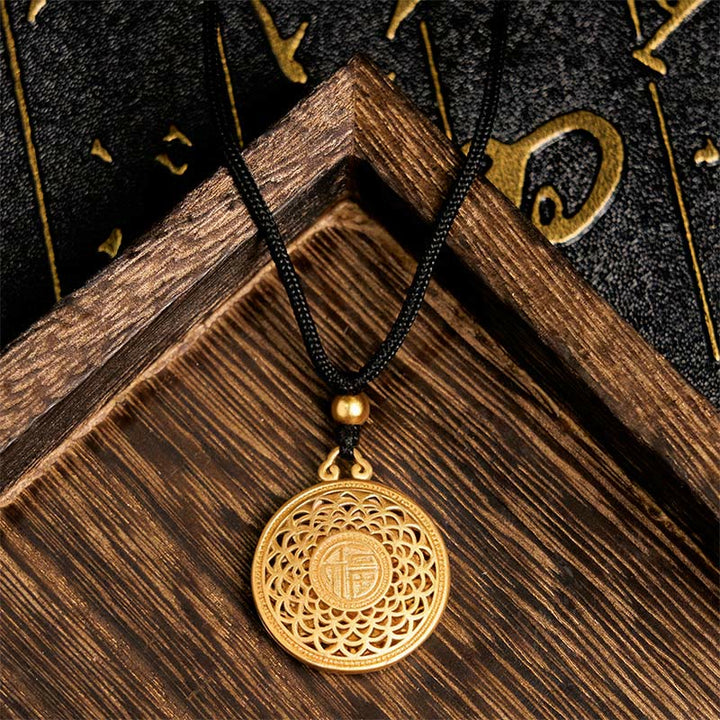 Collier pendentif en corde de fortune avec boussole et huit trésors en cuivre et Buddha Stones - Boussole aux huit trésors et personnage de Fu - image 1