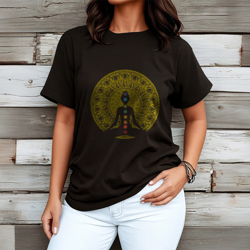 T-shirt décontracté en coton avec motifs de Buddha Stones et de chakras colorés et dorés - image 4