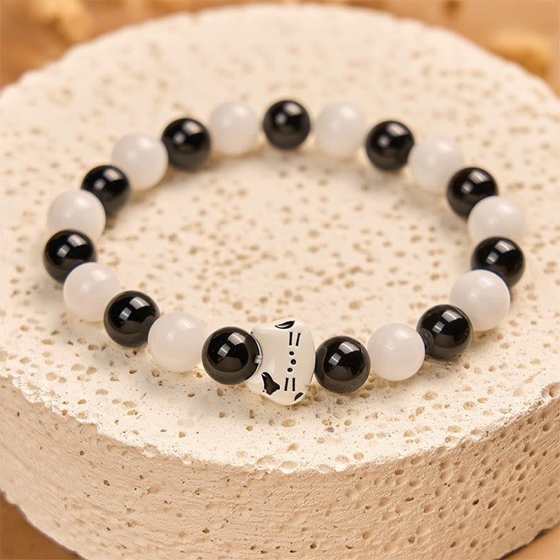 Bracelet porte-bonheur en Buddha Stones, chat bicolore, onyx noir, calcédoine blanche - image 4