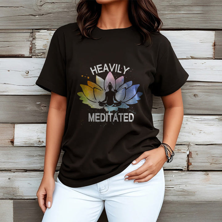 T-shirt en coton avec motif de méditation et de fleurs de lotus colorées représentant des Buddha Stones - image 4