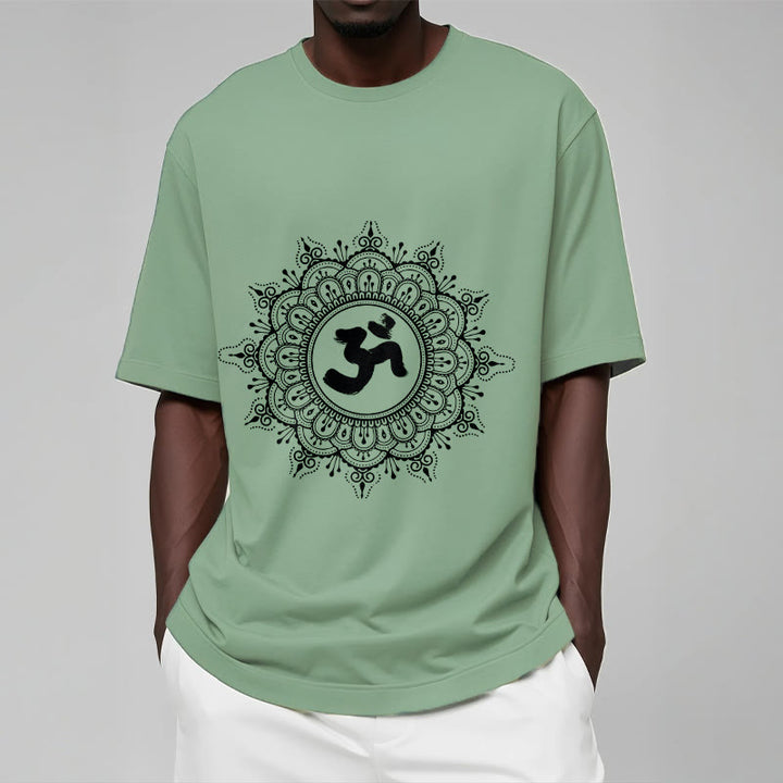 T-shirt en coton avec motif de symboles Om et mandala symétriques et Buddha Stones - image 16