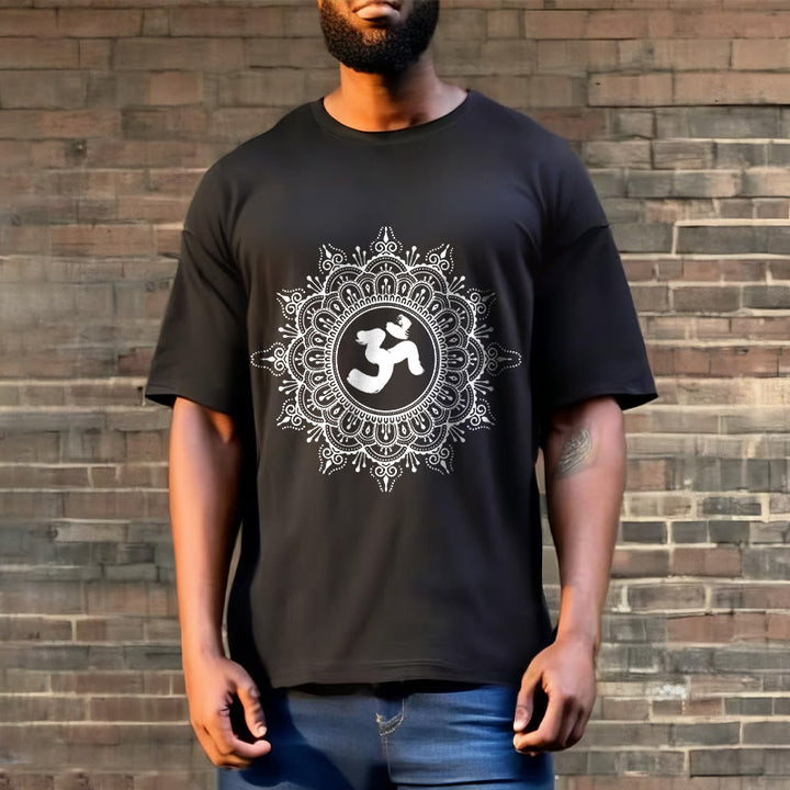 T-shirt en coton avec motif de symboles Om et mandala symétriques et Buddha Stones - image 6