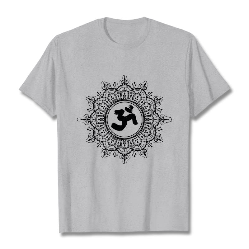 T-shirt en coton avec motif de symboles Om et mandala symétriques et Buddha Stones - Gris clair - 2XL - image 20