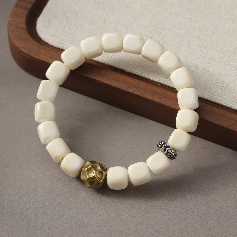 Bracelet calme en cuivre martelé et laiton avec graines de Bodhi et Buddha Stones - image 1