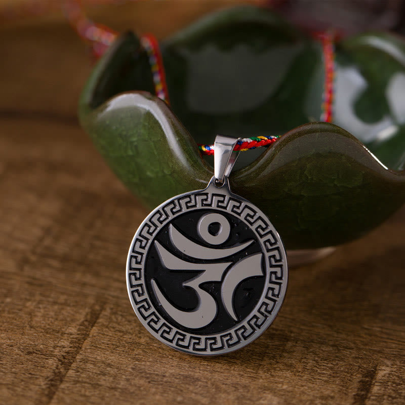Collier pendentif en corde colorée porte-bonheur en acier titane avec Buddha Stones Om Hum sanskrit - OM sanskrit - image 0