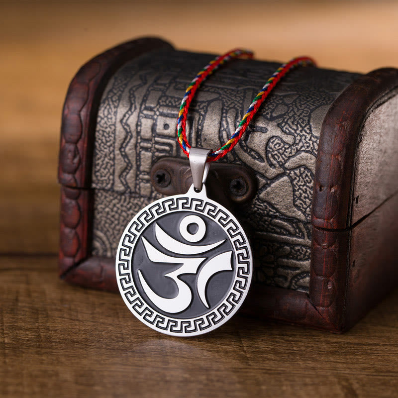 Collier pendentif en corde colorée porte-bonheur en acier titane avec Buddha Stones Om Hum sanskrit - image 1