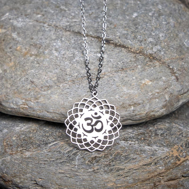 Collier pendentif en acier inoxydable avec Buddha Stones et lotus creux, symbole Om - Argent - image 9