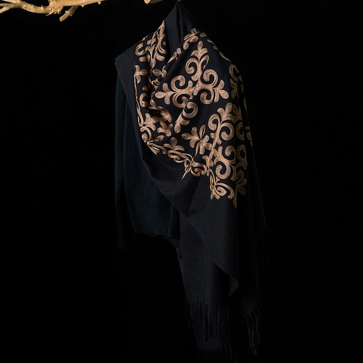 Écharpe châle douillette à pompons en forme de losange noir et doré avec Buddha Stones - image 2