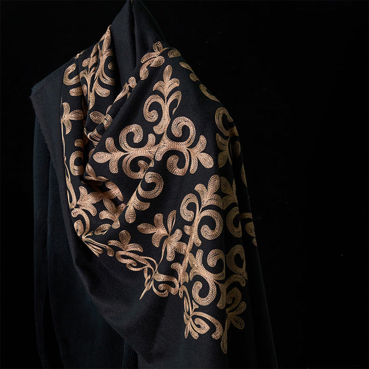 Écharpe châle douillette à pompons en forme de losange noir et doré avec Buddha Stones - image 3