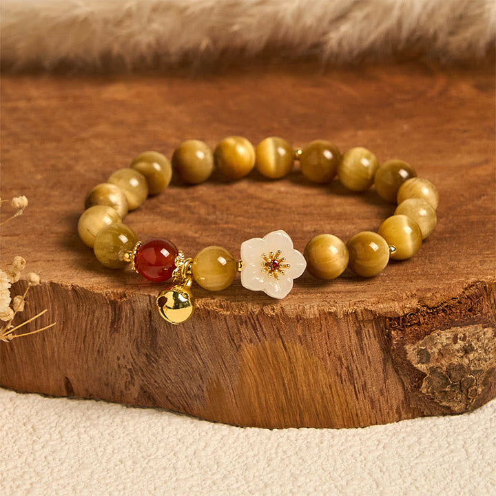 Bracelet courage en forme de clochette et œil de tigre doré naturel Buddha Stones - Œil de tigre et fleur blanche (tour de poignet : 14-16 cm) - image 0