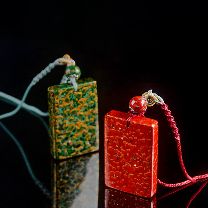 Collier pendentif de protection en bois de santal, laqué et orné de Buddha Stones, réalisé à la main. - image 0